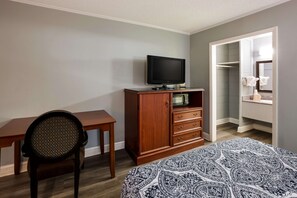Premium bedding, in-room safe, desk, blackout drapes