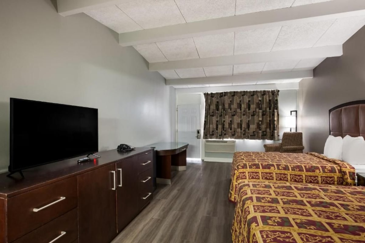 Premium bedding, in-room safe, desk, blackout drapes