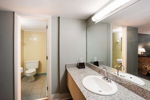 Chambre, 1 très grand lit, non-fumeurs | Salle de bain | Articles de toilette gratuits, sèche-cheveux, serviettes fournies