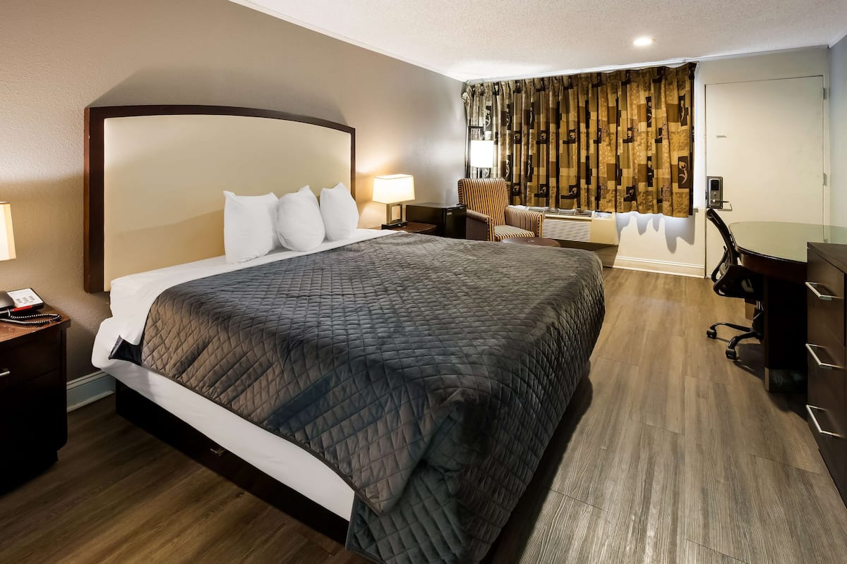 Room, 1 King Bed, Accessible, Non Smoking (Check-In: 3PM - 12AM) | Premium bedding, in-room safe, desk, blackout drapes