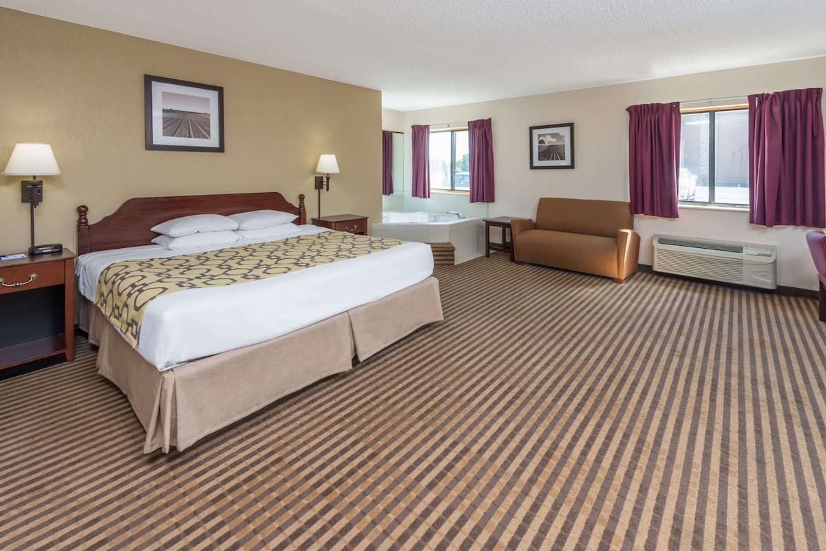 Studio Suite, 1 King Bed, Non Smoking | Hypo-allergenic bedding, desk, soundproofing, iron/ironing board