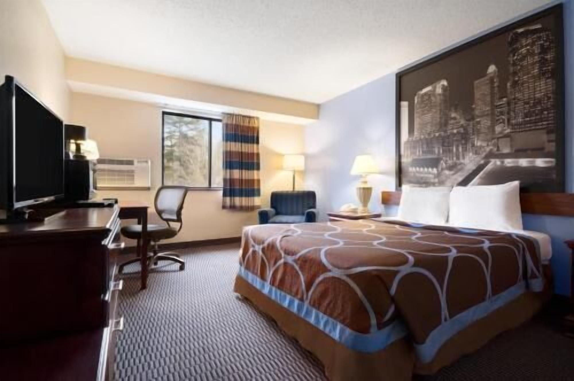 Desk, laptop workspace, iron/ironing board, free WiFi