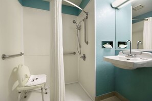 Standard szoba, 1 queen (nagyméretű) franciaágy, akadálymentesített (Mobility Accessible) | Fürdőszoba | Zuhanyzó/kád kombinációja, hajszárító és törölközők