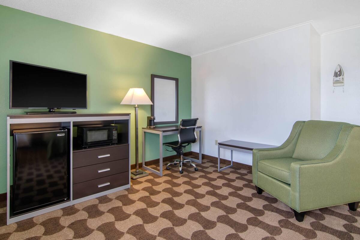 desk, free wifi, bed sheets, alarm clocks