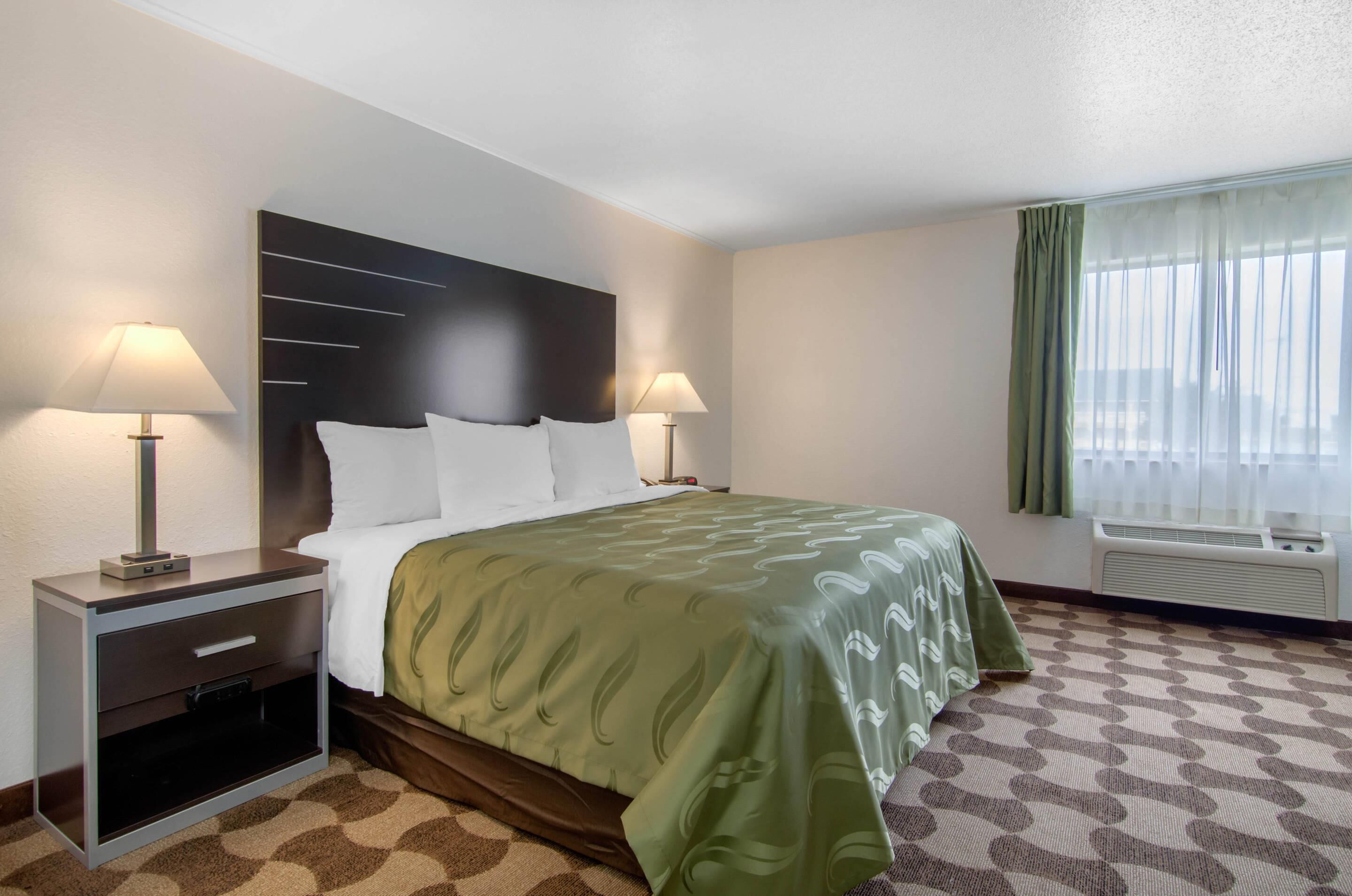 办公桌、免费 WiFi、床单、闹钟