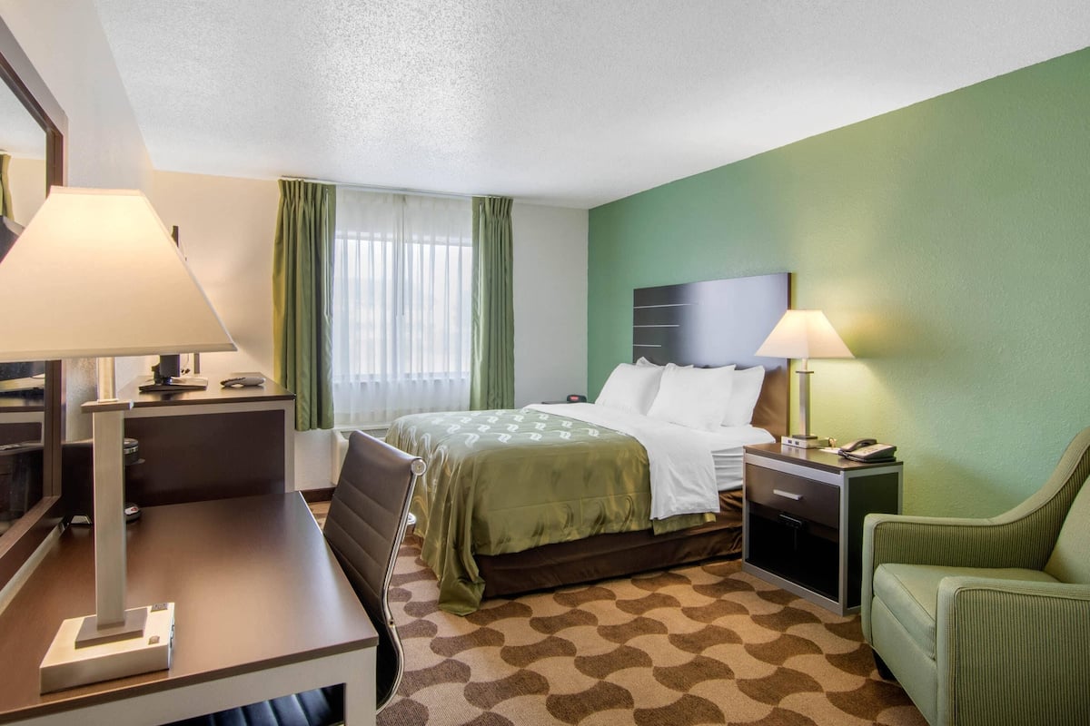 Standard Room, 1 Queen Bed, Non Smoking | Desk, rollaway beds, free WiFi, bed sheets