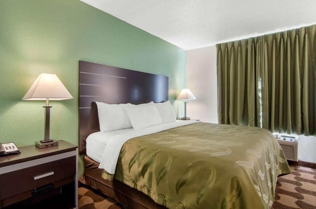 Skrivebord, gratis Wi-Fi, sengetøj, vækkeur