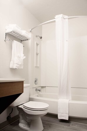 Combined shower/bathtub, free toiletries, hair dryer, towels - Super 8 by Wyndham Juneau (Juneau)