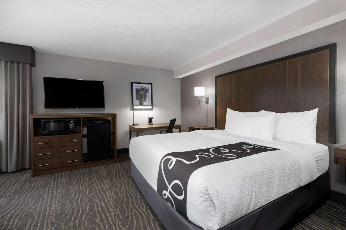Chambre Deluxe, 1 très grand lit, non-fumeurs (Deluxe Executive Room) | Literie de qualité supérieure, bureau, rideaux occultants