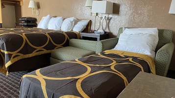 Une chambre d’hôtel avec deux lits, un bureau et une chaise.