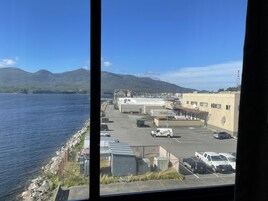 Escritorio, espacio para trabajar con laptop y cortinas blackout 