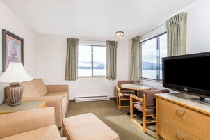 Escritorio, espacio para trabajar con laptop y cortinas blackout 