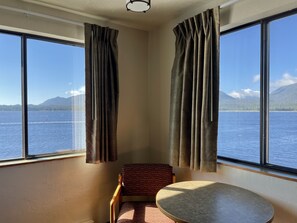 Studiosuite, 1 King-Bett, Nichtraucher, Meerblick | Wohnbereich | Fernseher