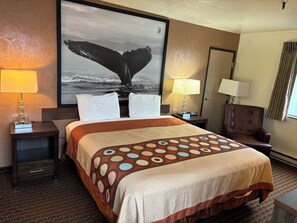 Een bureau, een laptopwerkplek, verduisterende gordijnen