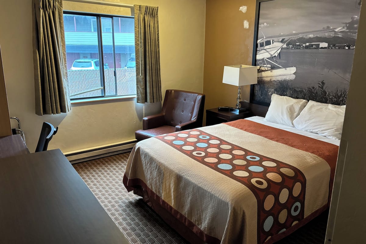 Chambre, 1 grand lit, accessible aux personnes à mobilité réduite, non-fumeurs (Mobility) | Bureau, espace de travail pour ordinateur portable, rideaux occultants