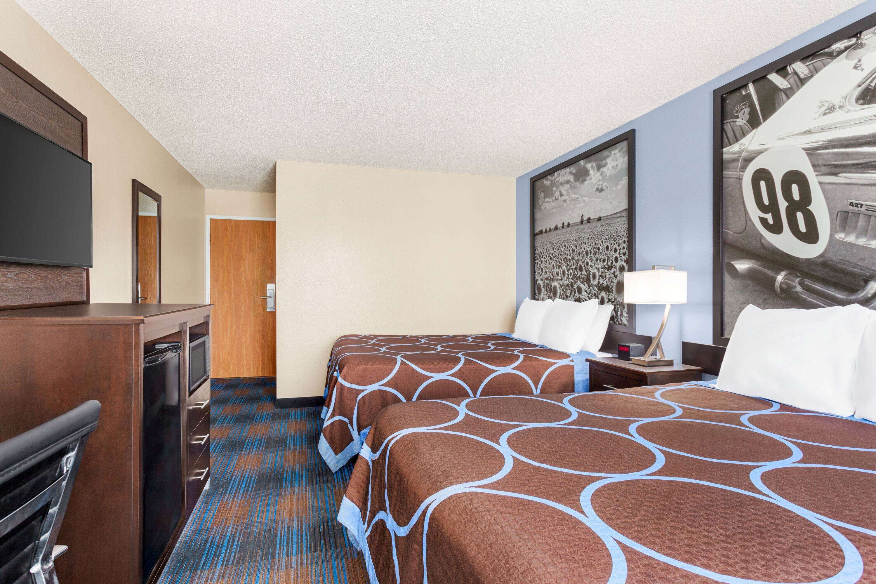 Super 8 by Wyndham Lenexa Overland Park/Mall Area Reviews, Deals