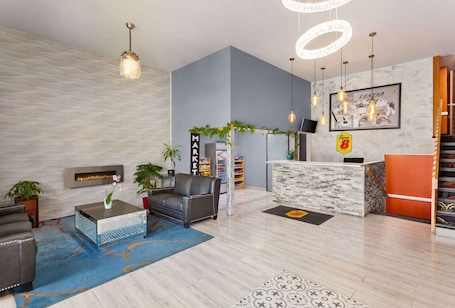 Recepción. Super 8 by Wyndham Lenexa Overland Park/Mall Area