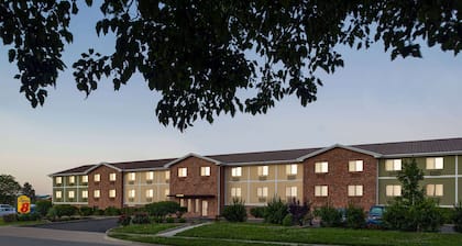 Super 8 by Wyndham Lenexa Overland Park/Mall Area