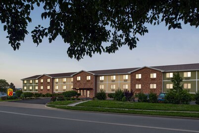 Super 8 by Wyndham Lenexa Overland Park/Mall Area
