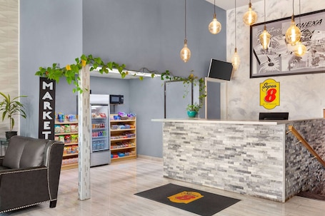 Recepción. Super 8 by Wyndham Lenexa Overland Park/Mall Area