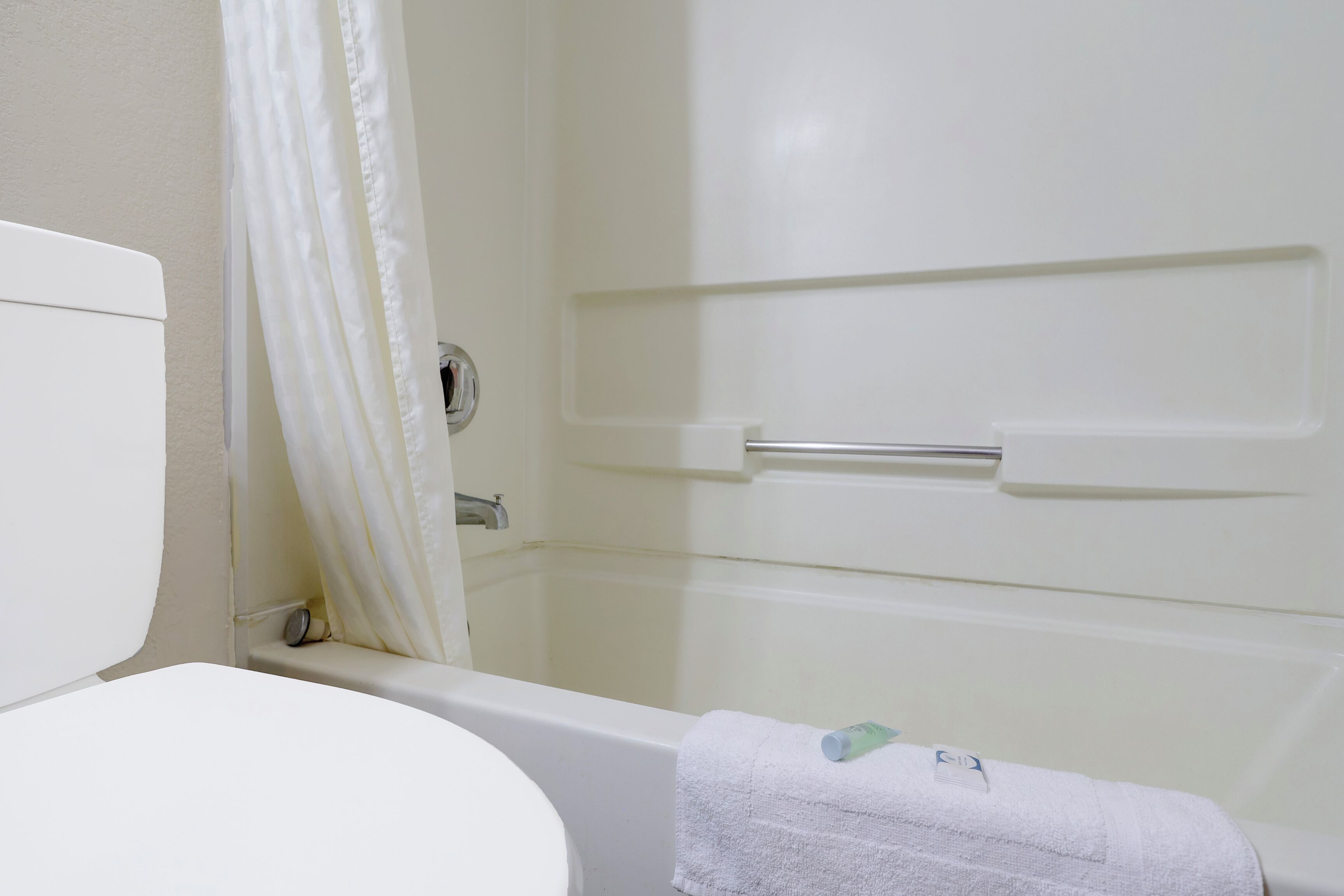 Room, 1 King Bed, Non Smoking, Jetted Tub | Bathroom | Shower, free toiletries, hair dryer, towels