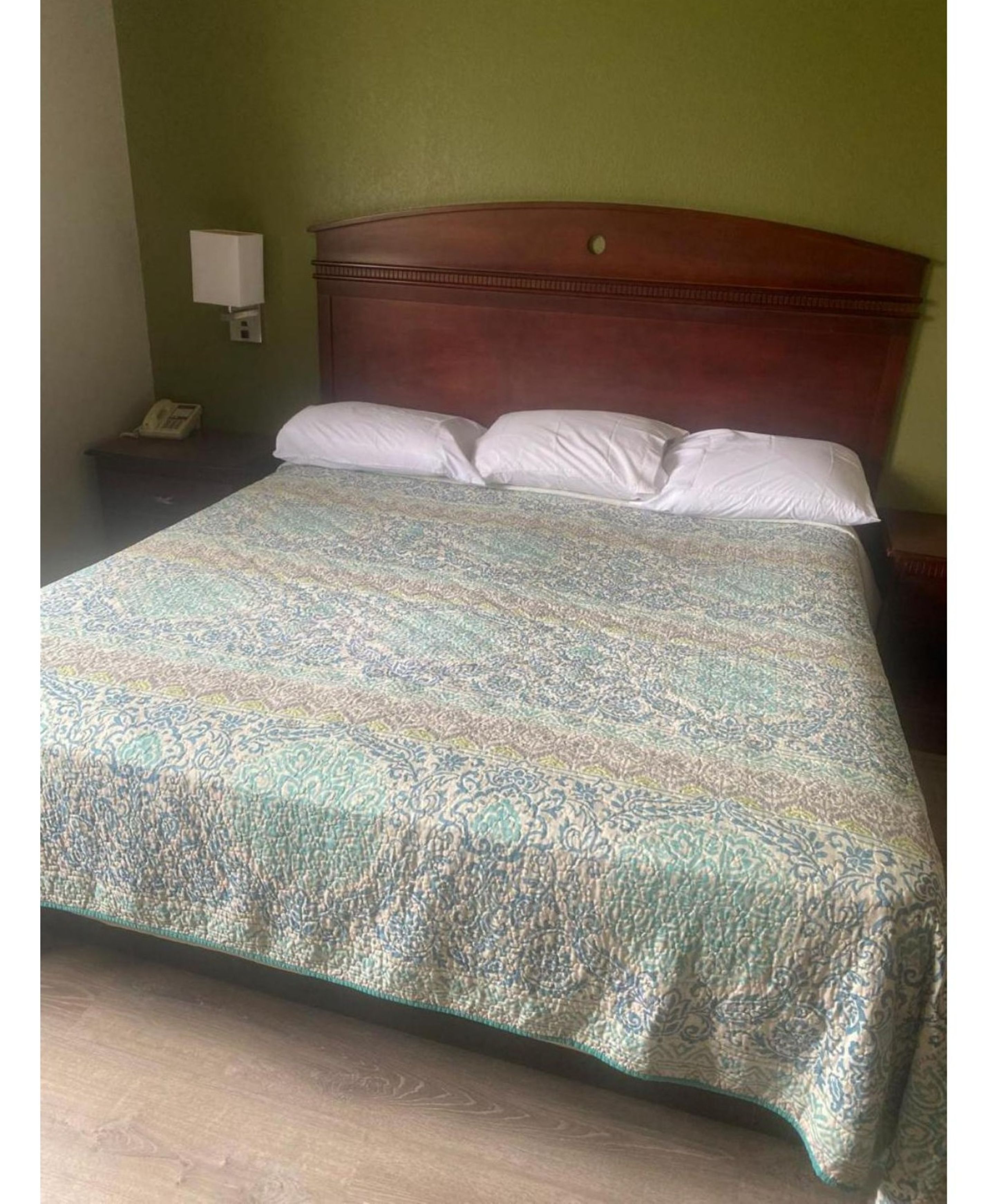 واي فاي مجانًا وملاءات أسرّة