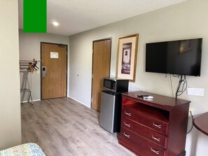 King Bed Accessible Non Smoking | Desk, iron/ironing board, free WiFi, bed sheets - Coldwater Inn & Suites near I 69 (Coldwater)