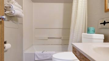 Zimmer, 1 King-Bett, Nichtraucher | Badezimmer | Dusche, kostenlose Toilettenartikel, Haartrockner, Handtücher