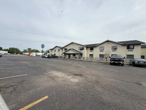 Free self parking - Coldwater Inn & Suites near I 69 (Coldwater)