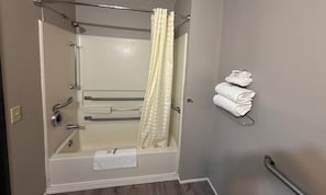 King Bed Accessible Non Smoking | 浴室 | 淋浴設備、免費盥洗用品、吹風機、毛巾