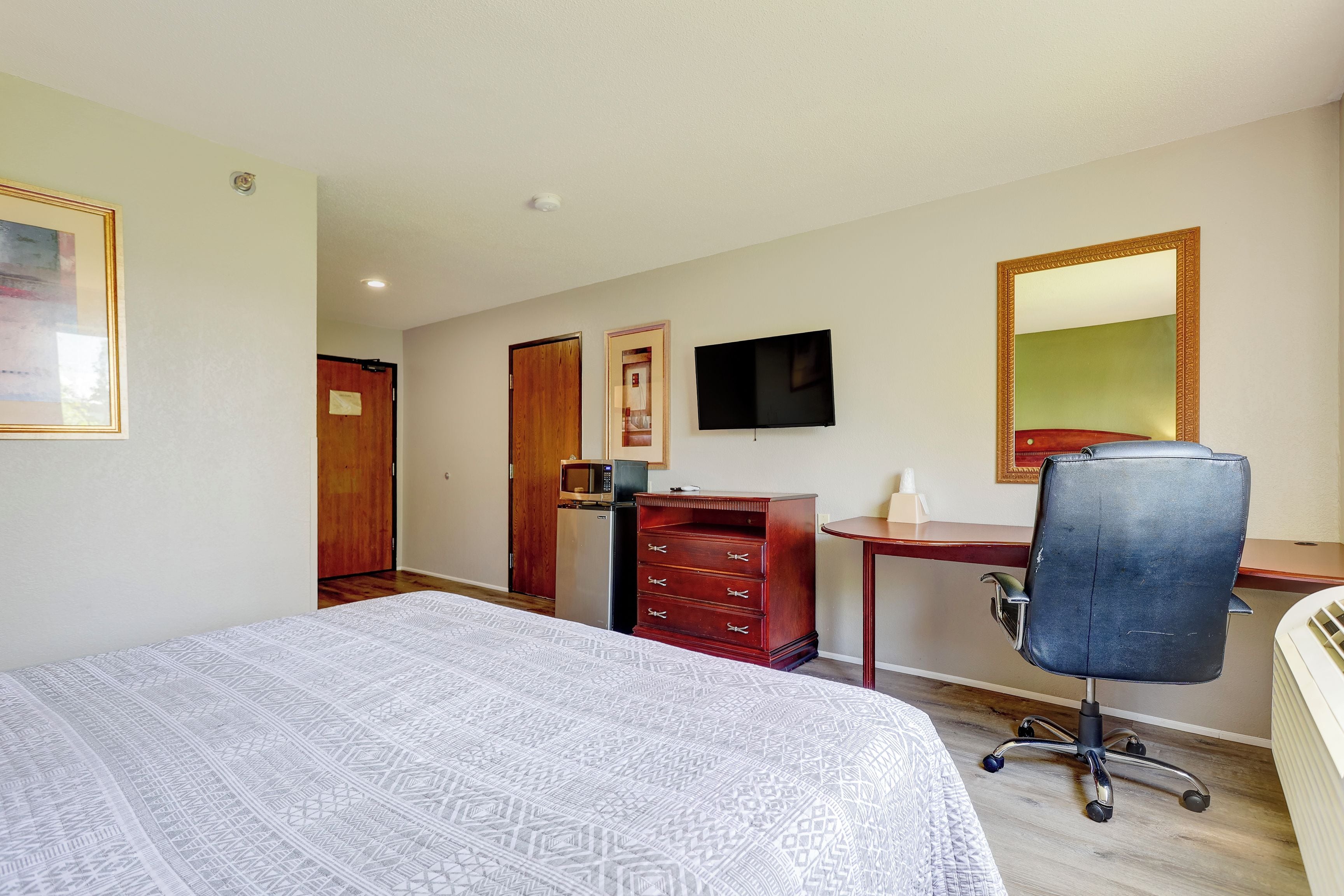 King Bed Accessible Non Smoking | Desk, iron/ironing board, WiFi (free), bed sheets
