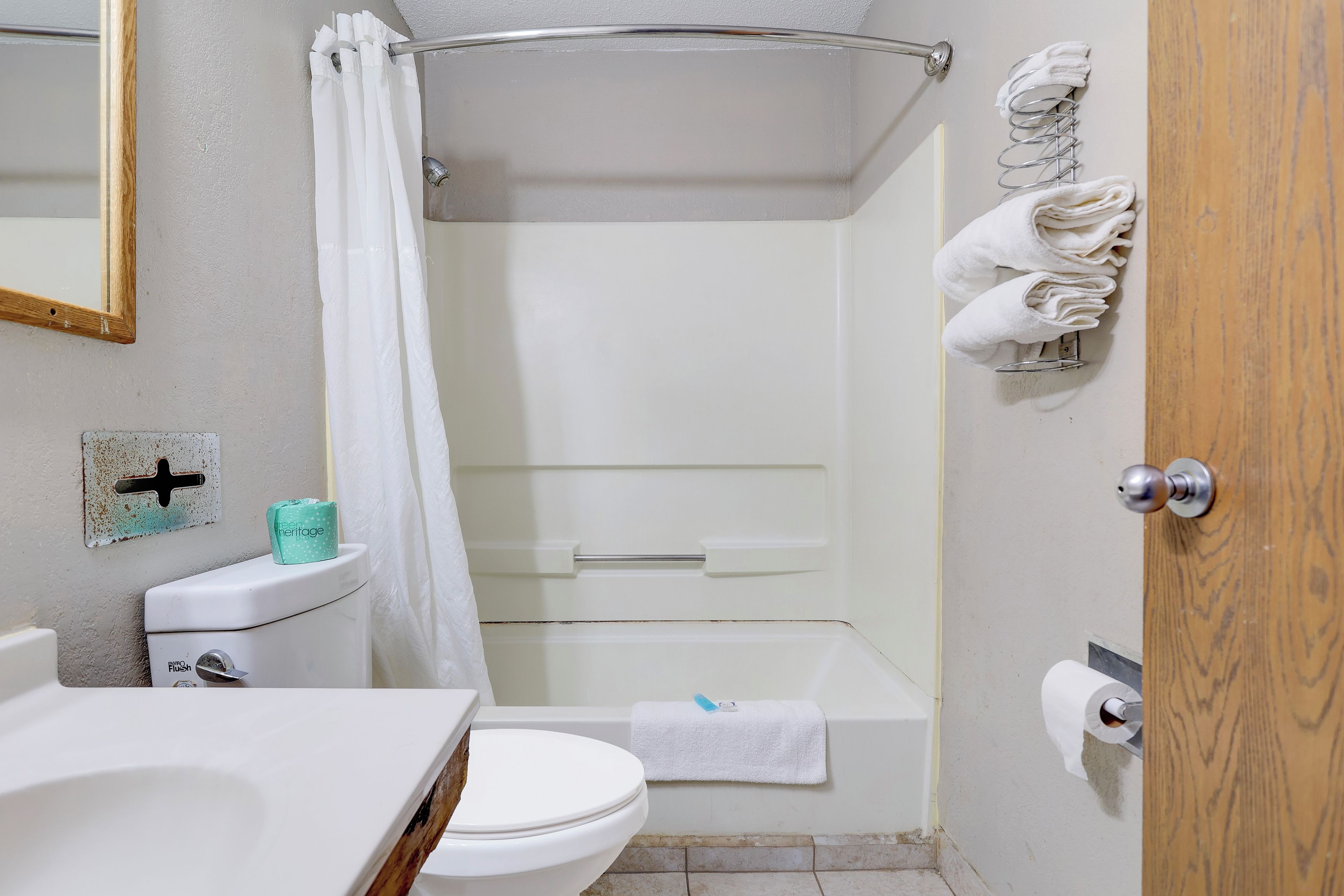 Un baño con inodoro, lavabo, ducha y bañera.