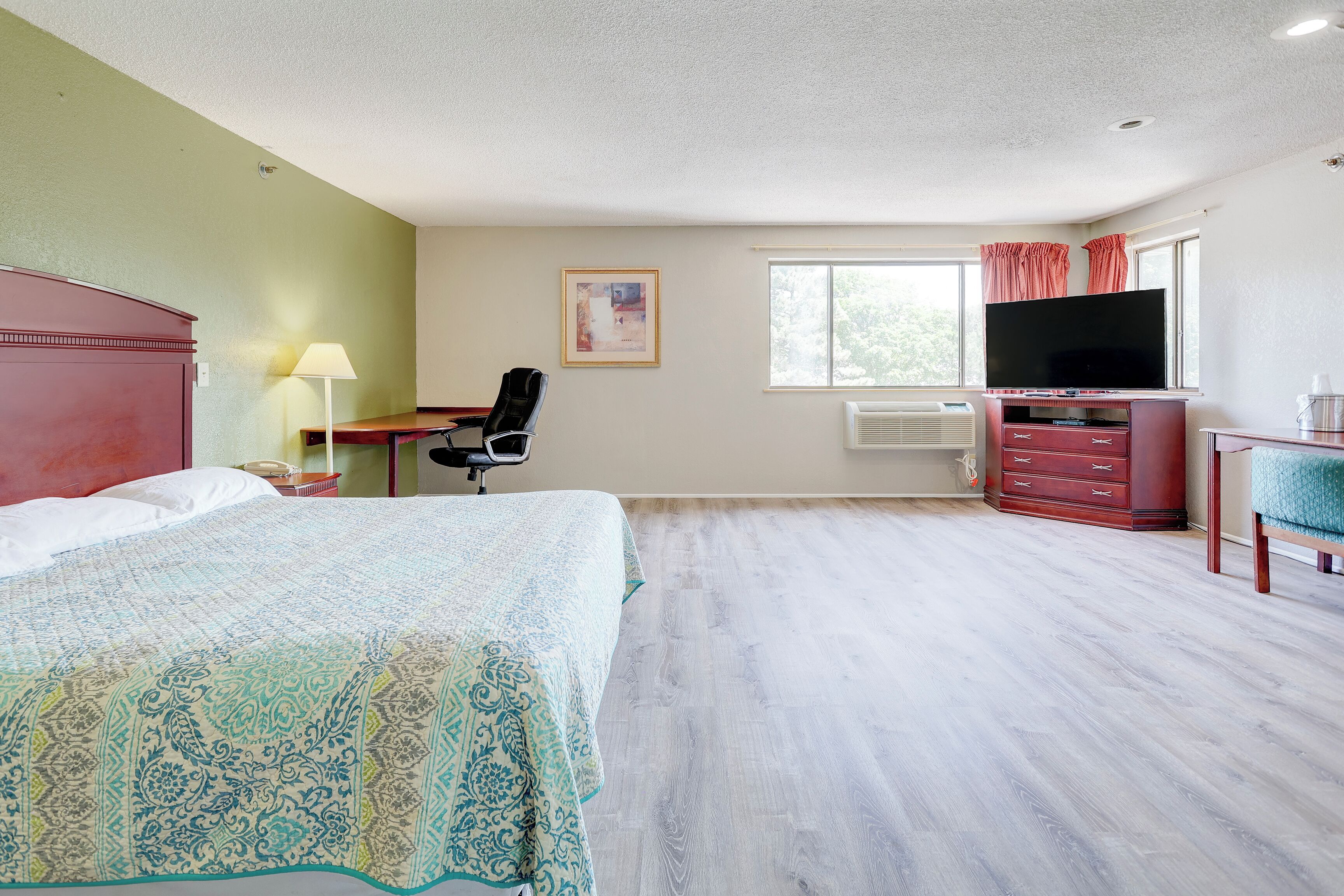 Zimmer, 1 King-Bett, Nichtraucher, Whirlpool | Schreibtisch, Bügeleisen/Bügelbrett, kostenloses WLAN, Bettwäsche