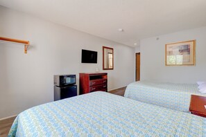 Quarto, 2 camas de casal, para não fumantes | Escrivaninha, ferros/tábuas de passar roupa, Wi-Fi de cortesia