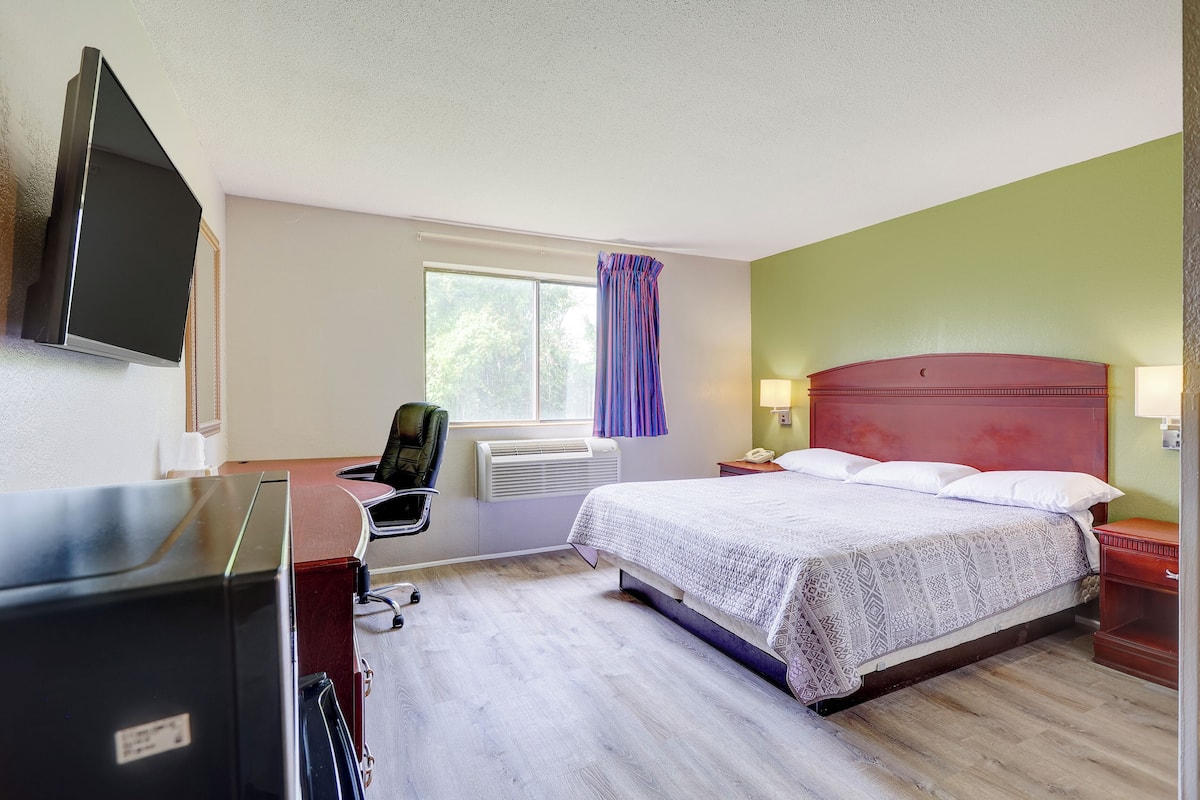 King Bed Accessible Non Smoking | Escrivaninha, ferros/tábuas de passar roupa, Wi-Fi de cortesia