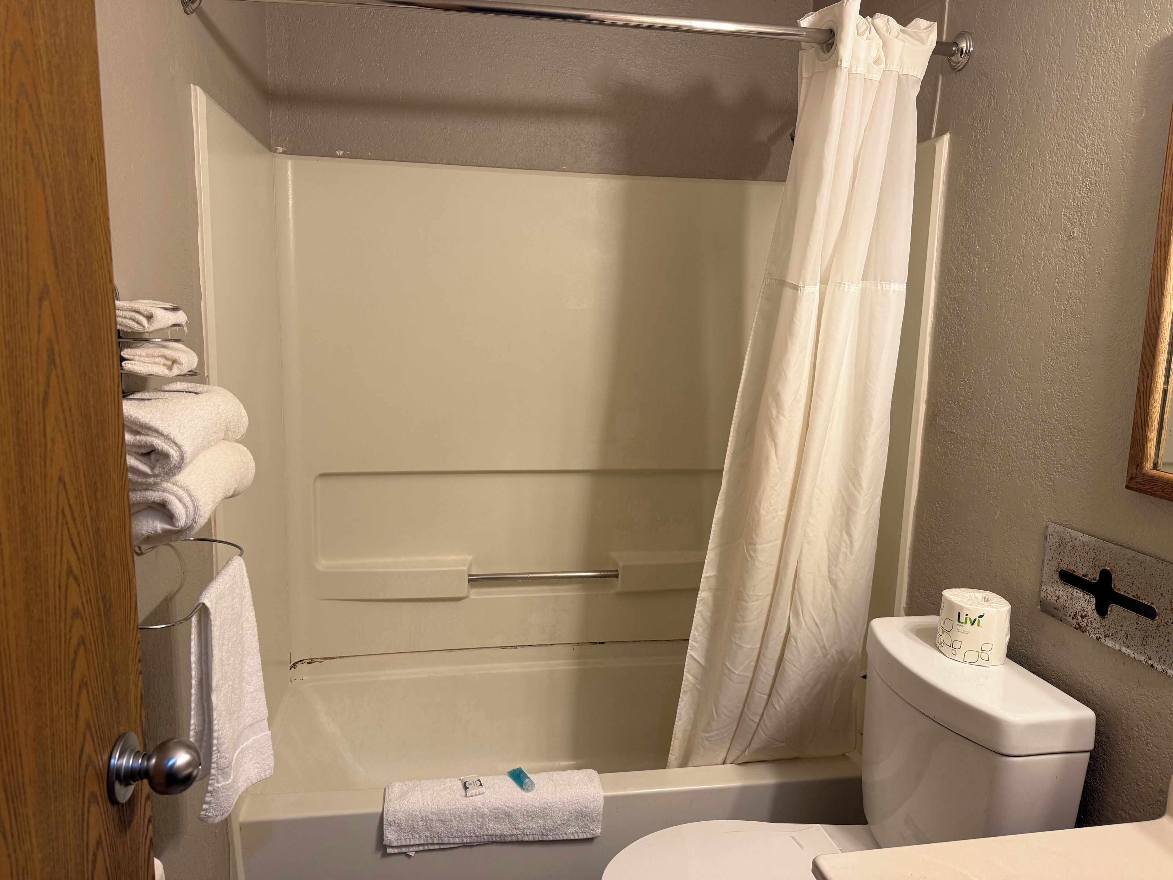 Quarto, 2 camas de casal, para não fumantes | Banheiro | Chuveiro, produtos de toalete grátis, secador de cabelo 