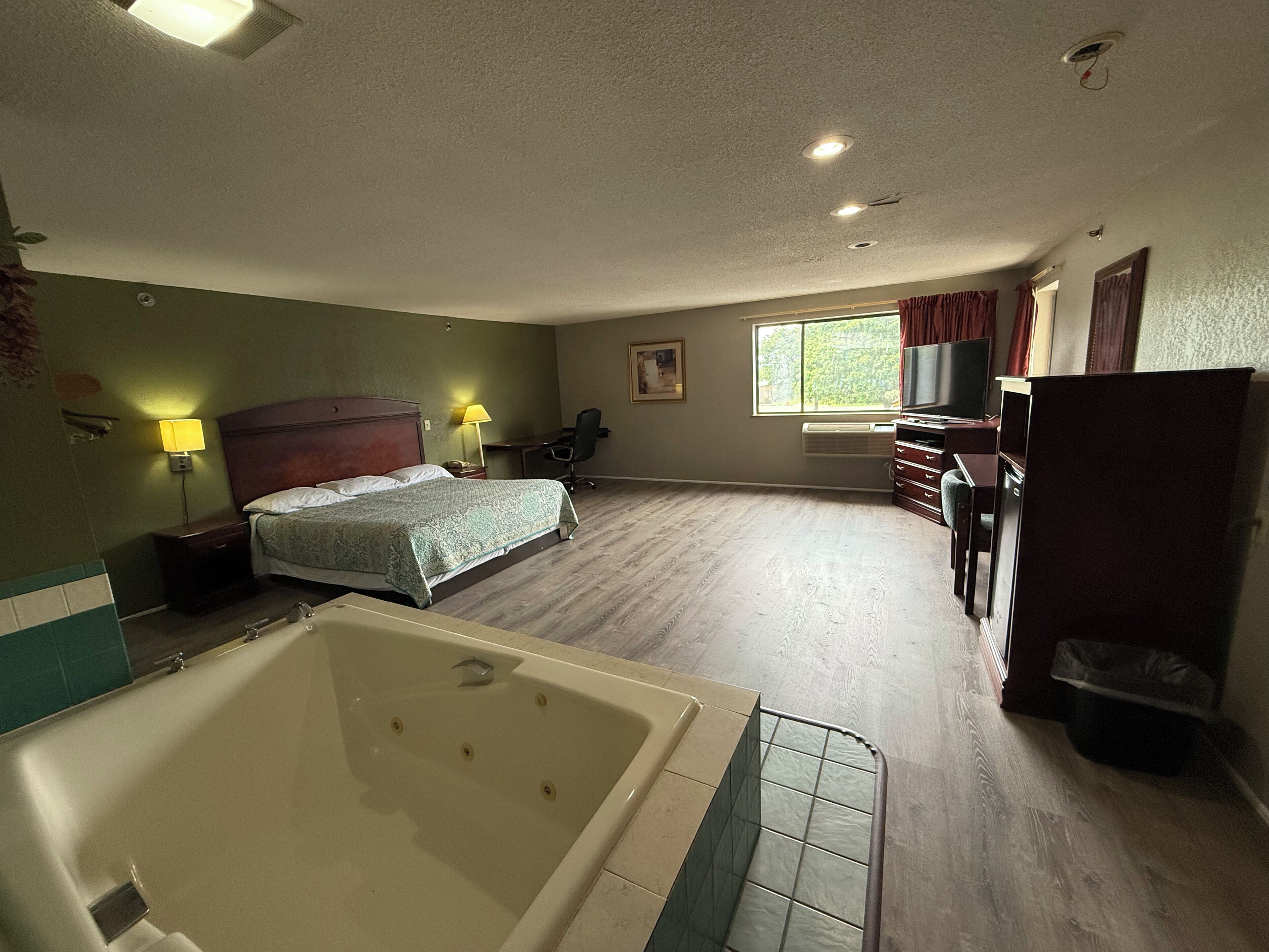Quarto, 1 cama King, para não fumantes, banheira de hidromassagem | Escrivaninha, ferros/tábuas de passar roupa, Wi-Fi de cortesia