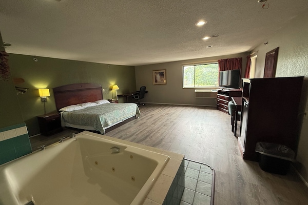 Room, 1 King Bed, Non Smoking, Jetted Tub | Desk, iron/ironing board, WiFi (free), bed sheets