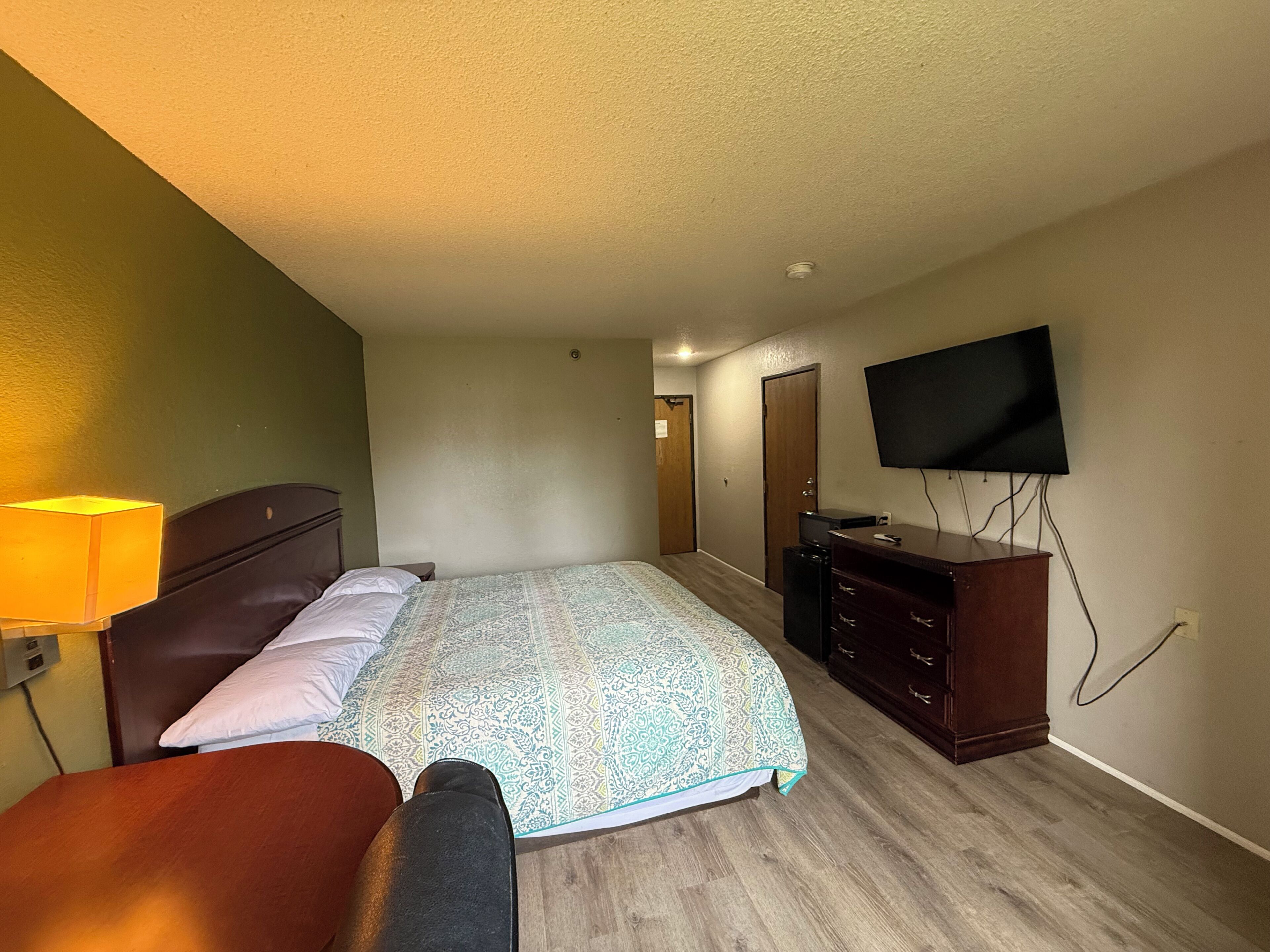 Desk, iron/ironing board, free WiFi, bed sheets