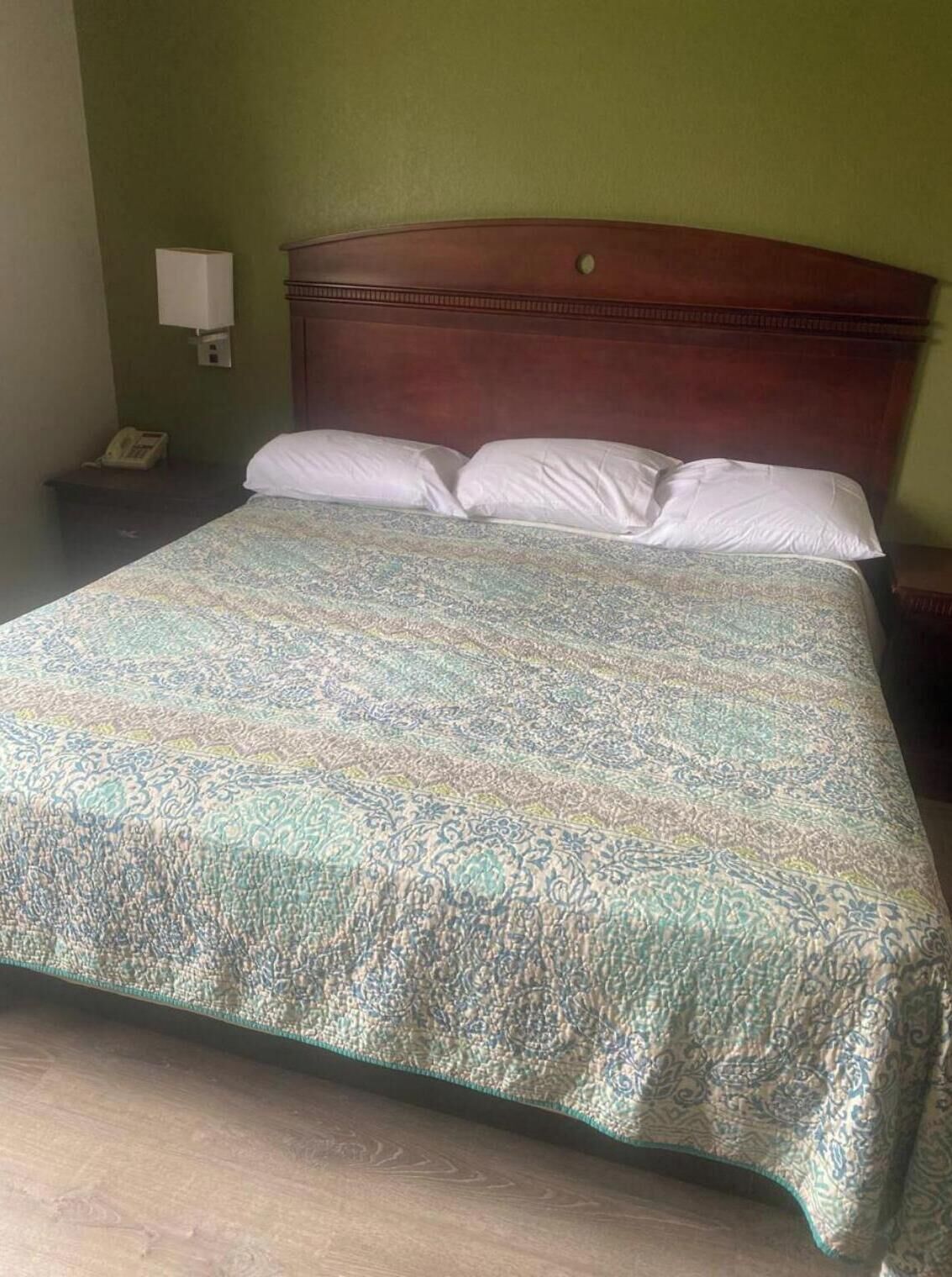 واي فاي مجانًا وملاءات أسرّة