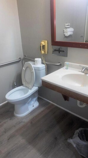 تجهيزات دش، مستلزمات مجانية للعناية الشخصية، مناشف