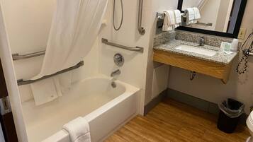 Combined shower/tub, free toiletries, hair dryer, towels