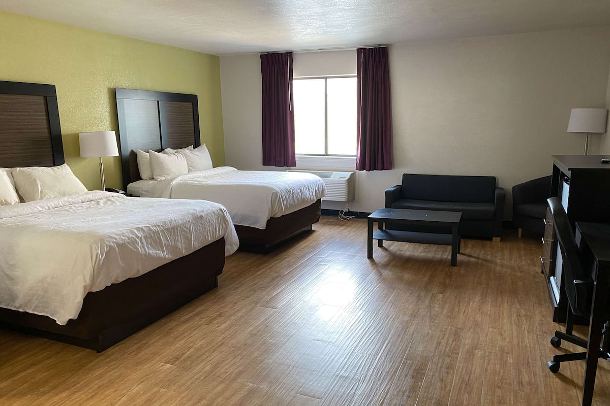 Desk, laptop workspace, iron/ironing board, free WiFi