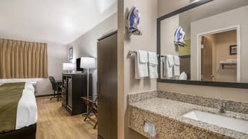 Combined shower/bathtub, free toiletries, hair dryer, towels