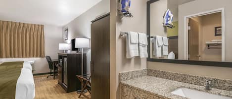 Combined shower/tub, free toiletries, hair dryer, towels