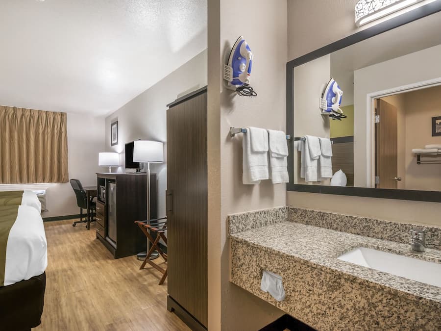 Combined shower/bathtub, free toiletries, hair dryer, towels