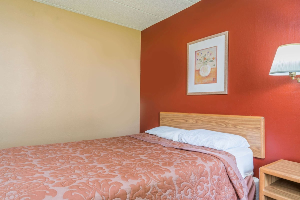 Standard Room, 1 Queen Bed | Desk, laptop workspace, iron/ironing board, free cribs/infant beds