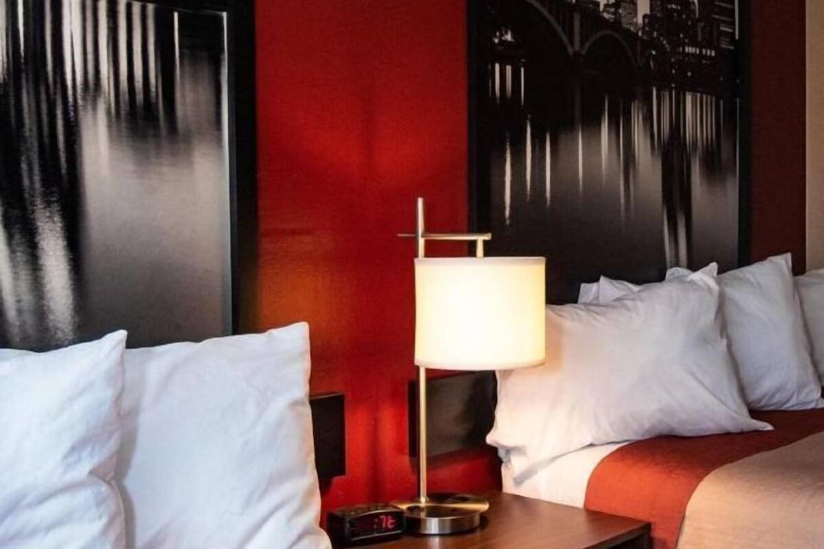 Escritorio y espacio para trabajar con laptop