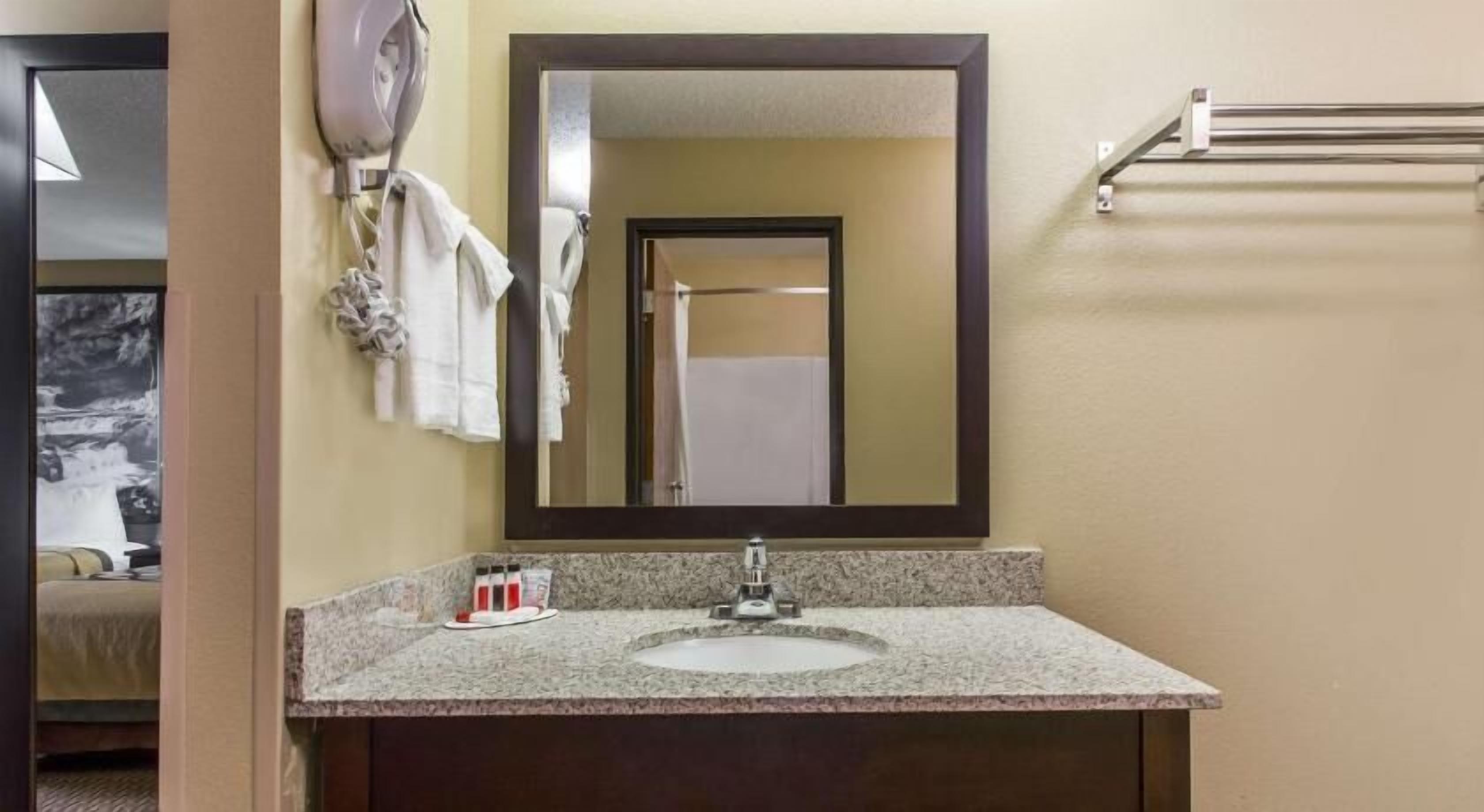 Baño | Tina con regadera, amenidades de baño gratuitas, secadora de cabello 