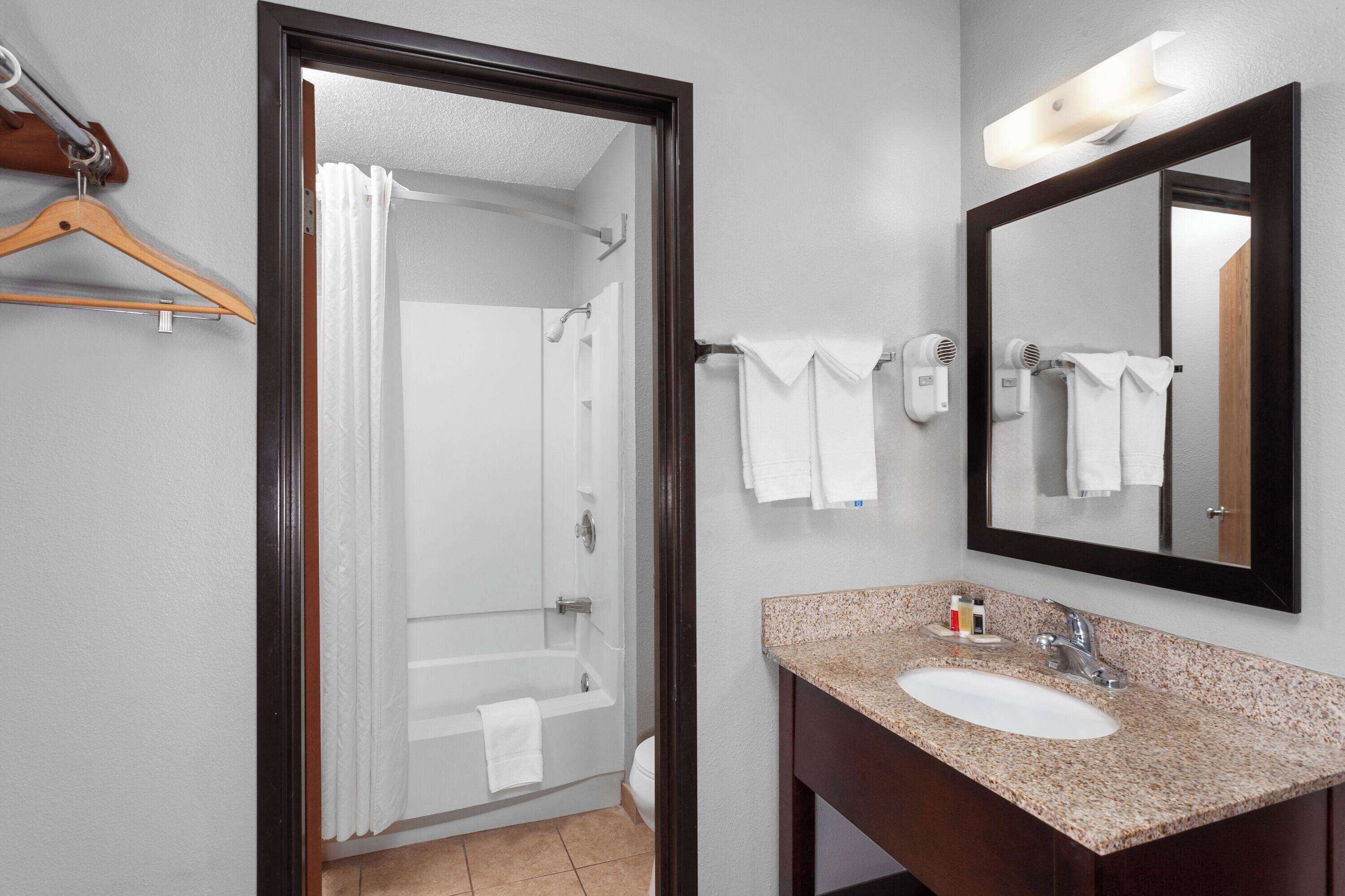 Combined shower/bathtub, free toiletries, hair dryer, towels